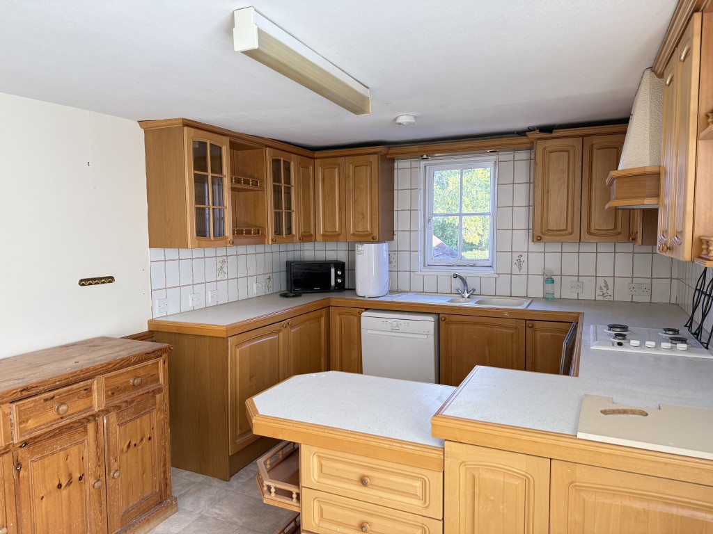 Lot: 192 - TWO-BEDROOM FLAT IN NEED OF IMPROVEMENT - Kitchen with breakfast bar